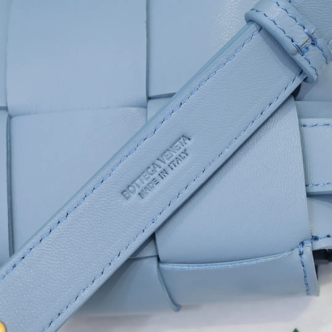 #𝐓𝐇𝐄 𝐁𝐄𝐋𝐓 𝐂𝐀𝐒𝐒𝐄𝐓𝐓𝐄 Checkered waist bag🔻 The hot cassette has a new style. The lambskin material is very light and has the same high-grade touch as always. It can be used as a handbag, waist bag, crossbody, or shoulder bag. Small and exquisite but very easy to use, it is stress-free to install iPhone plus, 💄lipstick 🕶️sunglasses! It continues the square shape of the cassette bag and does not deform after loading. It has a very concave shape! 【6815#】 Size: 17.5*9.5*5cm